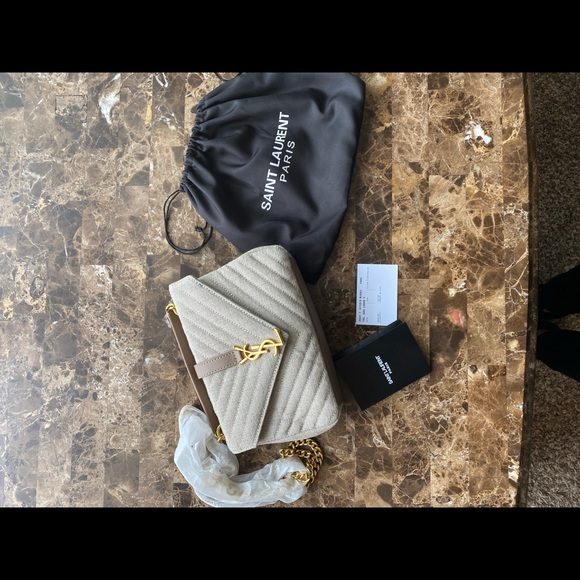 Canvas
Width 9.2in/23.5cm
Length 6.2in/16cm
Depth 2.3in/6cm
Detachable strap - Picture 7 of 8